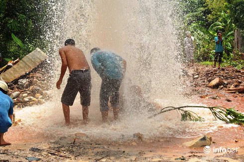 Dân hiếu kỳ đổ xô xem giếng nước tự phun trào cao 20 mét ở Vũng Tàu - ảnh 2