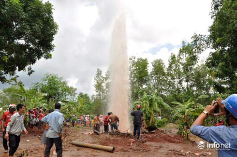 Dân hiếu kỳ đổ xô xem giếng nước tự phun trào cao 20 mét ở Vũng Tàu - ảnh 1