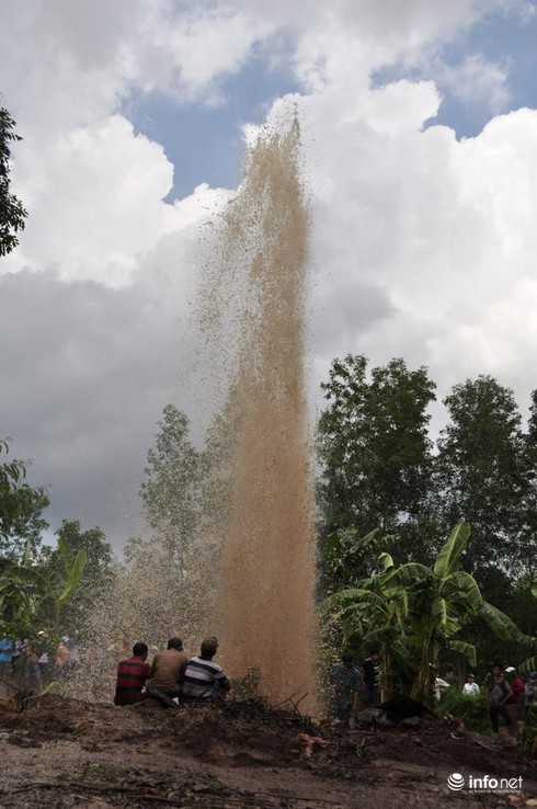 Dân hiếu kỳ đổ xô xem giếng nước tự phun trào cao 20 mét ở Vũng Tàu - ảnh 3