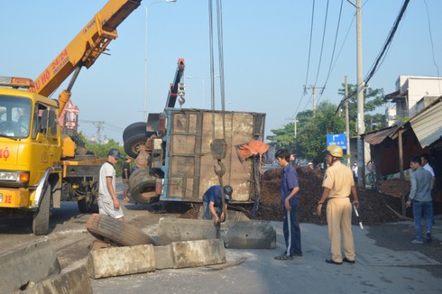 TP.HCM: Nổ lốp xe tải, hàng tấn vỏ hạt điều lấp kín mặt đường - ảnh 2