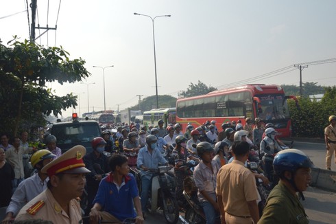 TP.HCM: Nổ lốp xe tải, hàng tấn vỏ hạt điều lấp kín mặt đường - ảnh 3