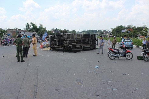 Xe tải và xe con tông nhau, phụ xe tử vong - ảnh 2