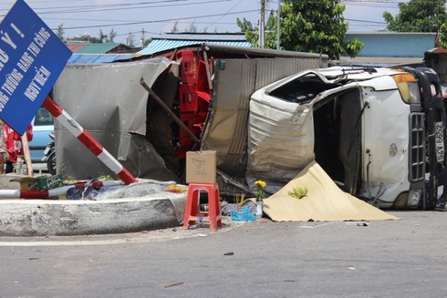 Xe tải và xe con tông nhau, phụ xe tử vong - ảnh 1