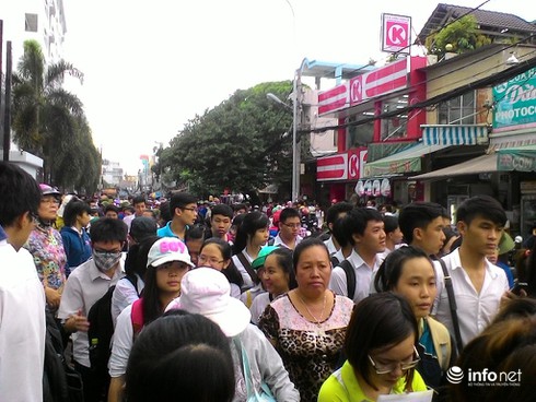 TP.HCM: Tắc đường kinh hoàng sau môn thi Ngoại ngữ - ảnh 5