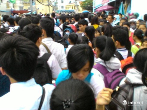 TP.HCM: Tắc đường kinh hoàng sau môn thi Ngoại ngữ - ảnh 6