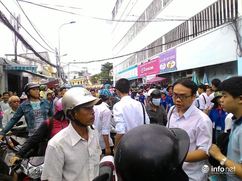TP.HCM: Tắc đường kinh hoàng sau môn thi Ngoại ngữ - ảnh 4