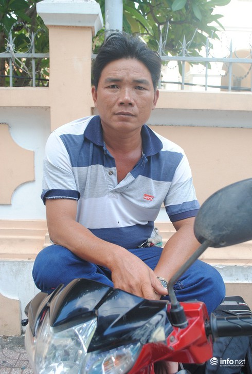 Sợ con mất ngủ, bố sẵn sàng làm
