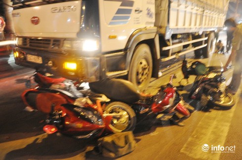 Xe máy nằm la liệt dưới gầm xe tải, 4 người bị thương - ảnh 1