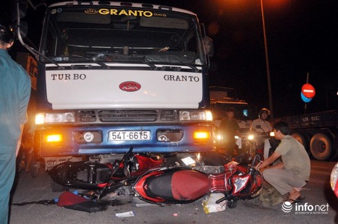 Xe máy nằm la liệt dưới gầm xe tải, 4 người bị thương - ảnh 2