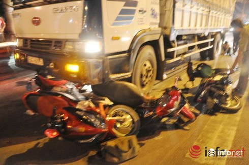 TP.HCM: Vụ xe máy nằm la liệt dưới gầm xe tải: Một nạn nhân đã tử vong - ảnh 1