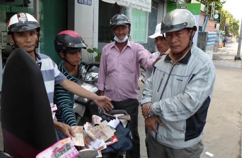 Bắt kẻ dùng vé số giả trúng thưởng lừa người bán vé số nghèo - ảnh 1