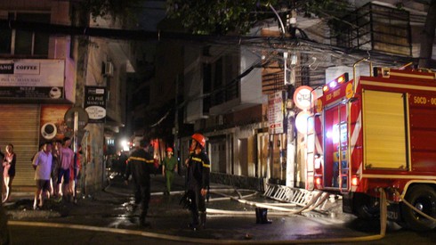 TP.HCM: Cháy khách sạn, 5 người bị ngạt khói - ảnh 1