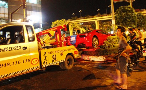 TP.HCM: Siêu xe 15 tỷ hư hỏng sau khi húc bay trụ đèn tín hiệu - ảnh 3