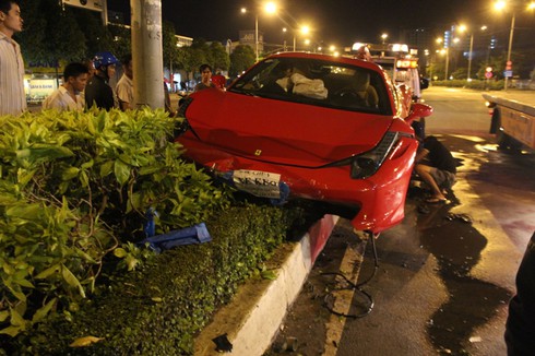 TP.HCM: Siêu xe 15 tỷ hư hỏng sau khi húc bay trụ đèn tín hiệu - ảnh 1