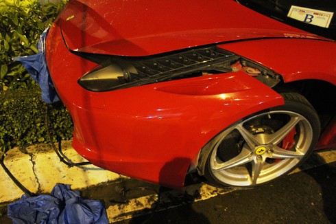 TP.HCM: Siêu xe 15 tỷ hư hỏng sau khi húc bay trụ đèn tín hiệu - ảnh 2