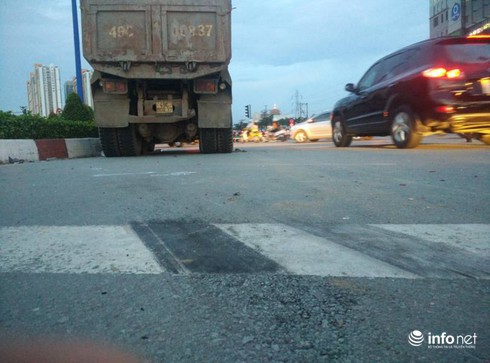 Dừng đèn đỏ, 3 “xế hộp” tiền tỉ bị xe ben tông trên xa lộ Hà Nội - ảnh 4