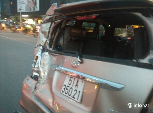 Dừng đèn đỏ, 3 “xế hộp” tiền tỉ bị xe ben tông trên xa lộ Hà Nội - ảnh 3