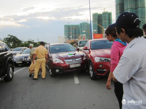 Dừng đèn đỏ, 3 “xế hộp” tiền tỉ bị xe ben tông trên xa lộ Hà Nội - ảnh 2
