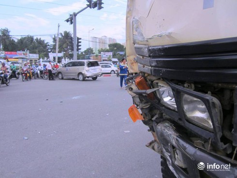 Dừng đèn đỏ, 3 “xế hộp” tiền tỉ bị xe ben tông trên xa lộ Hà Nội - ảnh 1