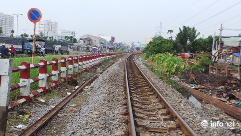 Mải ngồi chơi trên đường sắt, nam thanh niên bị tàu tông tử vong - ảnh 1