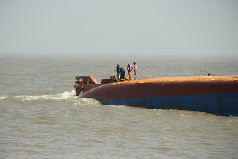 Gặp ngư dân cứu 12 thành viên trên tàu Hoàng Phúc 18 chìm trên sông Soài Rạp - ảnh 1