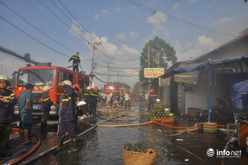 TP.HCM: Cháy lớn ở Bến Bình Đông, 1 người mất tích trong biển lửa - ảnh 1