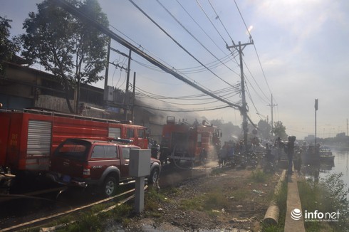 TP.HCM: Cháy lớn ở Bến Bình Đông, 1 người mất tích trong biển lửa - ảnh 8