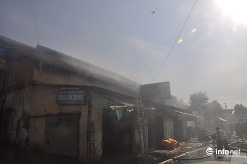 TP.HCM: Cháy lớn ở Bến Bình Đông, 1 người mất tích trong biển lửa - ảnh 10