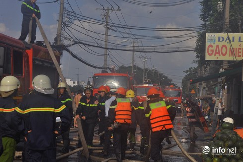 TP.HCM: Cháy lớn ở Bến Bình Đông, 1 người mất tích trong biển lửa - ảnh 17
