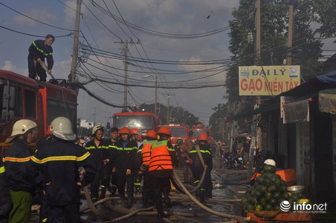 TP.HCM: Cháy lớn ở Bến Bình Đông, 1 người mất tích trong biển lửa - ảnh 18