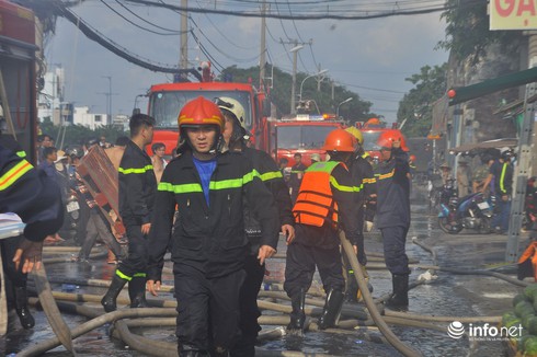 TP.HCM: Cháy lớn ở Bến Bình Đông, 1 người mất tích trong biển lửa - ảnh 19