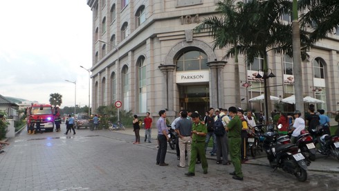 Parkson Lê Đại Hành khói nghi ngút, nhiều người tháo chạy ra đường - ảnh 2