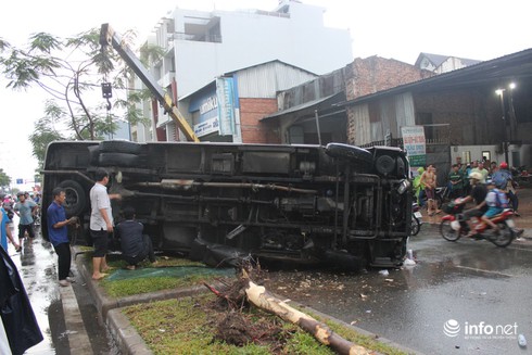 Xe khách lật ngang giữa đường, hành khách một phen hoảng sợ - ảnh 1