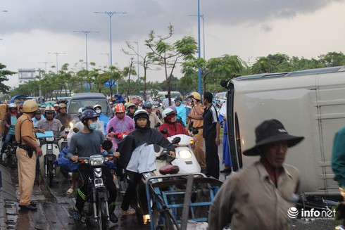 Xe khách lật ngang giữa đường, hành khách một phen hoảng sợ - ảnh 2