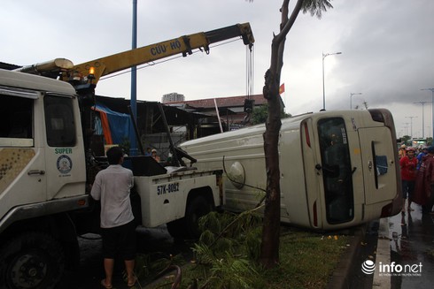 Xe khách lật ngang giữa đường, hành khách một phen hoảng sợ - ảnh 3