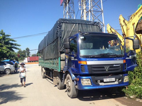 Tài xế xe tải đạp CSGT văng từ cabin xuống đường - ảnh 1