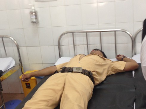 Tài xế xe tải đạp CSGT văng từ cabin xuống đường - ảnh 2