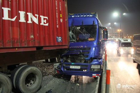 Xe đầu kéo tuột rơ moóc khi đang lên cầu Sài Gòn khiến ô tô phía sau nát đầu - ảnh 1