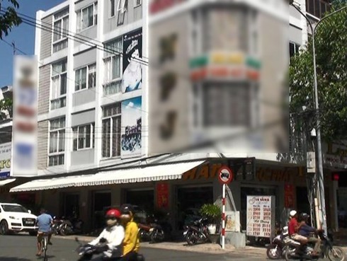 Tạm giữ 2 người Trung Quốc nghi lừa bán gần 60 kg vàng giả - ảnh 1