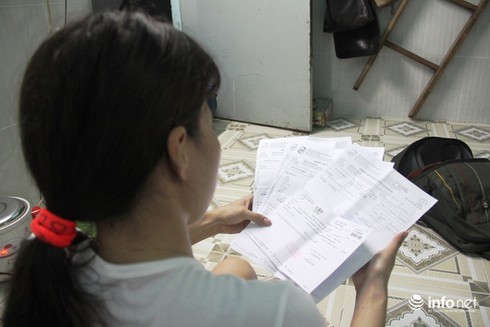 Phút kinh hãi của nữ công nhân bị kẻ lạ đâm kim tiêm vào ngực - ảnh 1