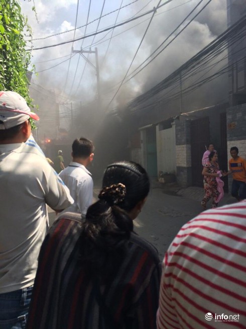 TP.HCM: 7 xe cứu hỏa tới dập đám cháy lớn tại khu dân cư - ảnh 1