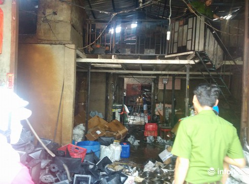 TP.HCM: 7 xe cứu hỏa tới dập đám cháy lớn tại khu dân cư - ảnh 2