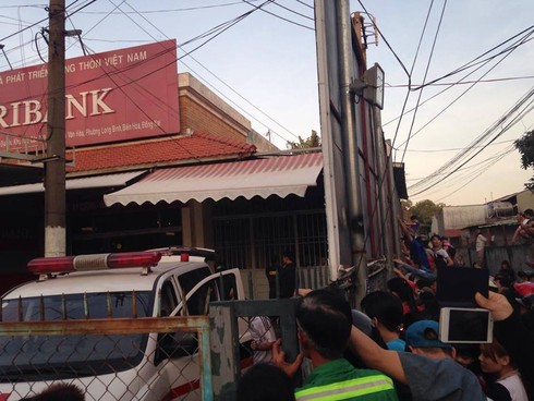 Đối tượng cầm dao xông vào ngân hàng cố thủ suốt 3 giờ bị thủng ruột - ảnh 3