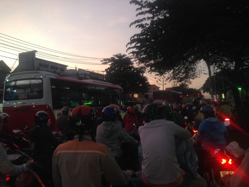 Đối tượng cầm dao xông vào ngân hàng cố thủ suốt 3 giờ bị thủng ruột - ảnh 4