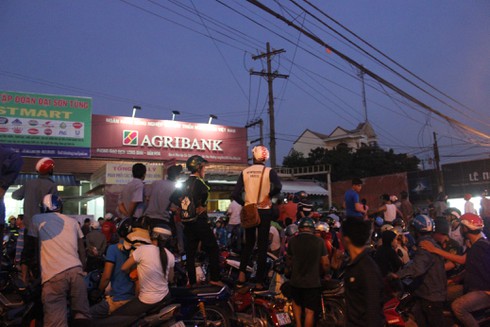 Đối tượng cầm dao xông vào ngân hàng cố thủ suốt 3 giờ bị thủng ruột - ảnh 6