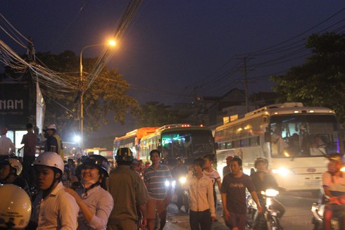 Đối tượng cầm dao xông vào ngân hàng cố thủ suốt 3 giờ bị thủng ruột - ảnh 7