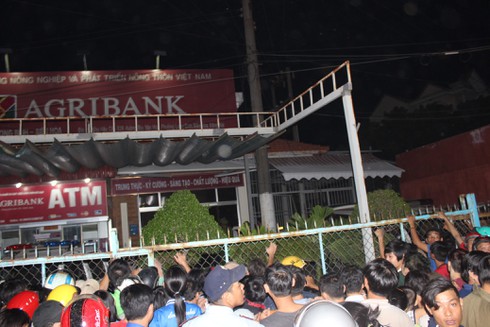 Đối tượng cầm dao xông vào ngân hàng cố thủ suốt 3 giờ bị thủng ruột - ảnh 8