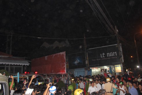 Đối tượng cầm dao xông vào ngân hàng cố thủ suốt 3 giờ bị thủng ruột - ảnh 10