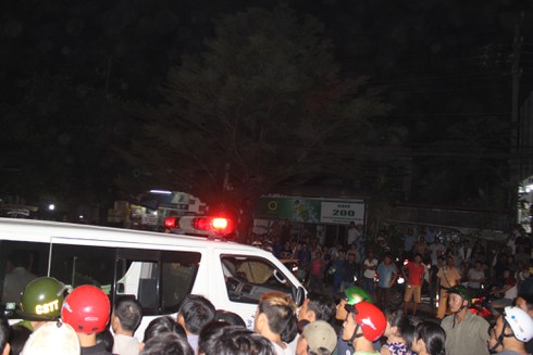 Đối tượng cầm dao xông vào ngân hàng cố thủ suốt 3 giờ bị thủng ruột - ảnh 11