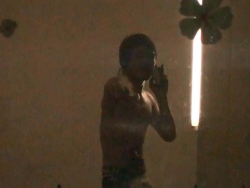 Đối tượng cầm dao xông vào ngân hàng cố thủ suốt 3 giờ bị thủng ruột - ảnh 1